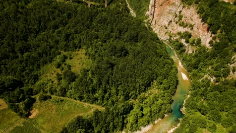 cañón del río tara desde arriba. montenegro. imágenes aéreas de drones