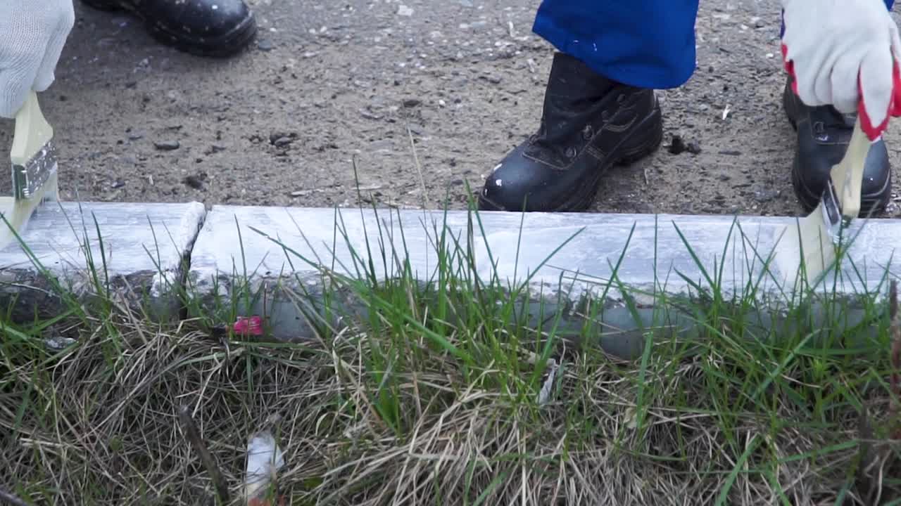 pintura de aceras de hormigón con pincel