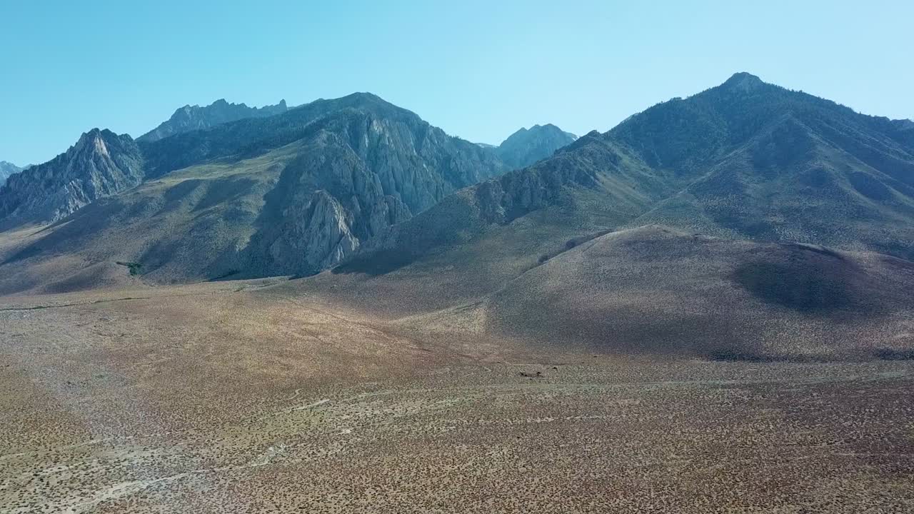 pintorescas colinas de alabama, california, ee.uu., drone aéreo del paisaje desértico bajo la luz del sol de verano