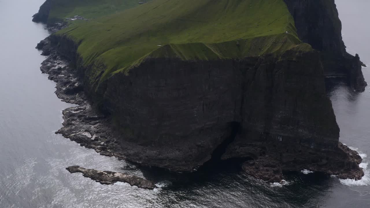 isla de kalsoy con montañas verdes y costa rocosa en las islas feroe