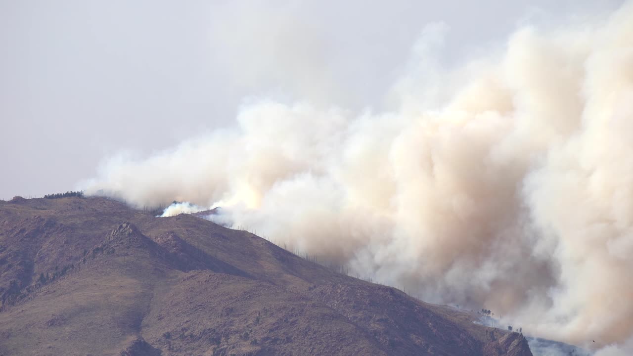 fuego de calwood ardiendo en la cordillera frontal del norte de colorado
