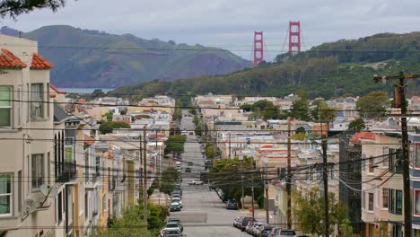 vista de la calle de la ciudad urbana de san francisco con el puente golden gate en el fondo, california, estados unidos