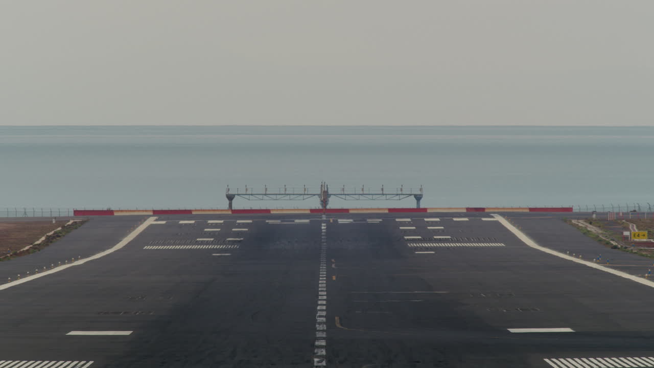 공항에 착륙하는 비행기