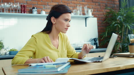 mujer de negocios trabajando con un informe financiero. chica contable verificando errores