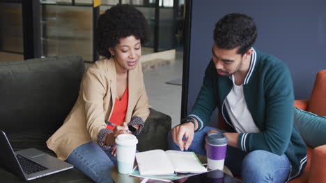 diversas personas de negocios sentadas haciendo papeleo en una oficina moderna