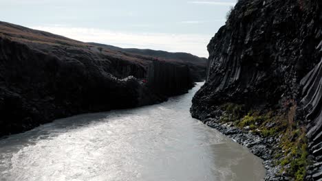 Studlagil-Canyon-Mit-Markanten-Basaltfelsensäulen---Naturattraktion,-Island