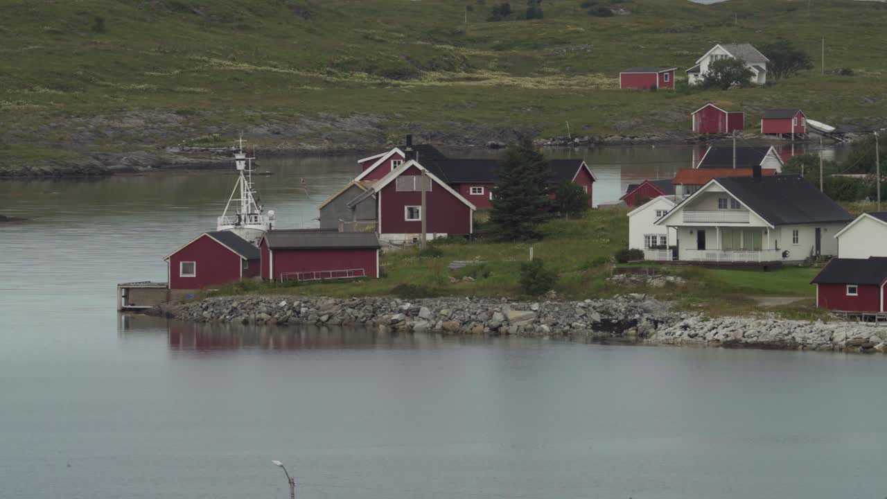 Tyypillinen mökki ja talo Slenesetin lauttasatamassa Solvaeroyenellä Luroyssa, Nordlandissa, Norjassa