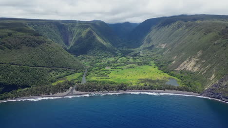 foto aérea panorámica del valle de waipio en hamakua, isla grande de hawaii, día