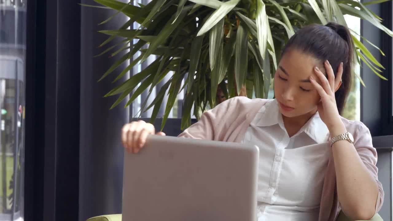 노트북을 사용하는 화가 난 사업가