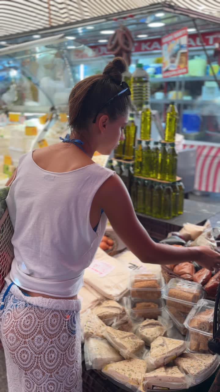 mujer comprando en un mercado local