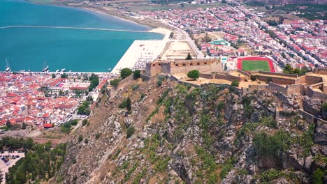 la ciudad de nafplio y la fortaleza de palamidi filmadas desde un avión no tripulado, buena vista de la montaña y el mar