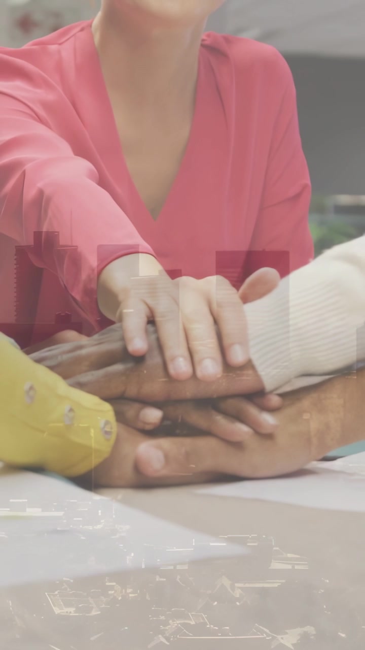 Video verticale: Donna che appoggia la mano sul tavolo, un team che unisce le mani mostrando unità aziendale sopra dei documenti.