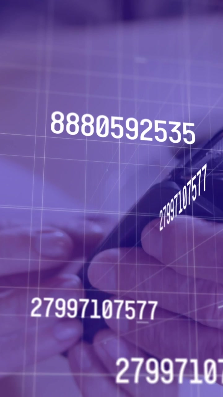 Animación de procesamiento de datos sobre diversas personas pagando con tarjeta de crédito