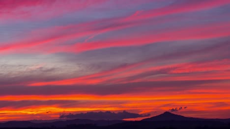 Zeitraffer-Von-Bunten-Sonnenuntergangswolken,-Die-Sich-über-Den-Berg-Ostrzyca-Proboszczowicka-Bewegen