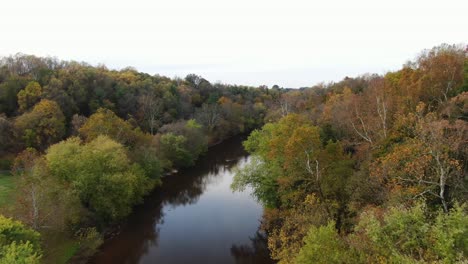 Vista-Aérea-Del-Río-Conestoga-En-Lancaster-Pennsylvania-Durante-El-Otoño,-Colorido-Follaje-De-Otoño