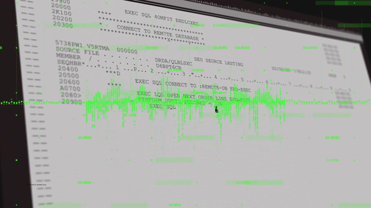 Pulserende grøn kurveform, der udviskes i monitoren, mens der scrollers i SQL-kode, der viser databaseaktivitet