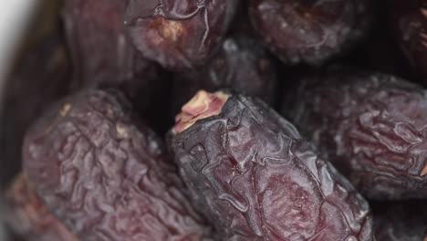 cerca de frutas de dátiles frescos en un cuenco en la mesa