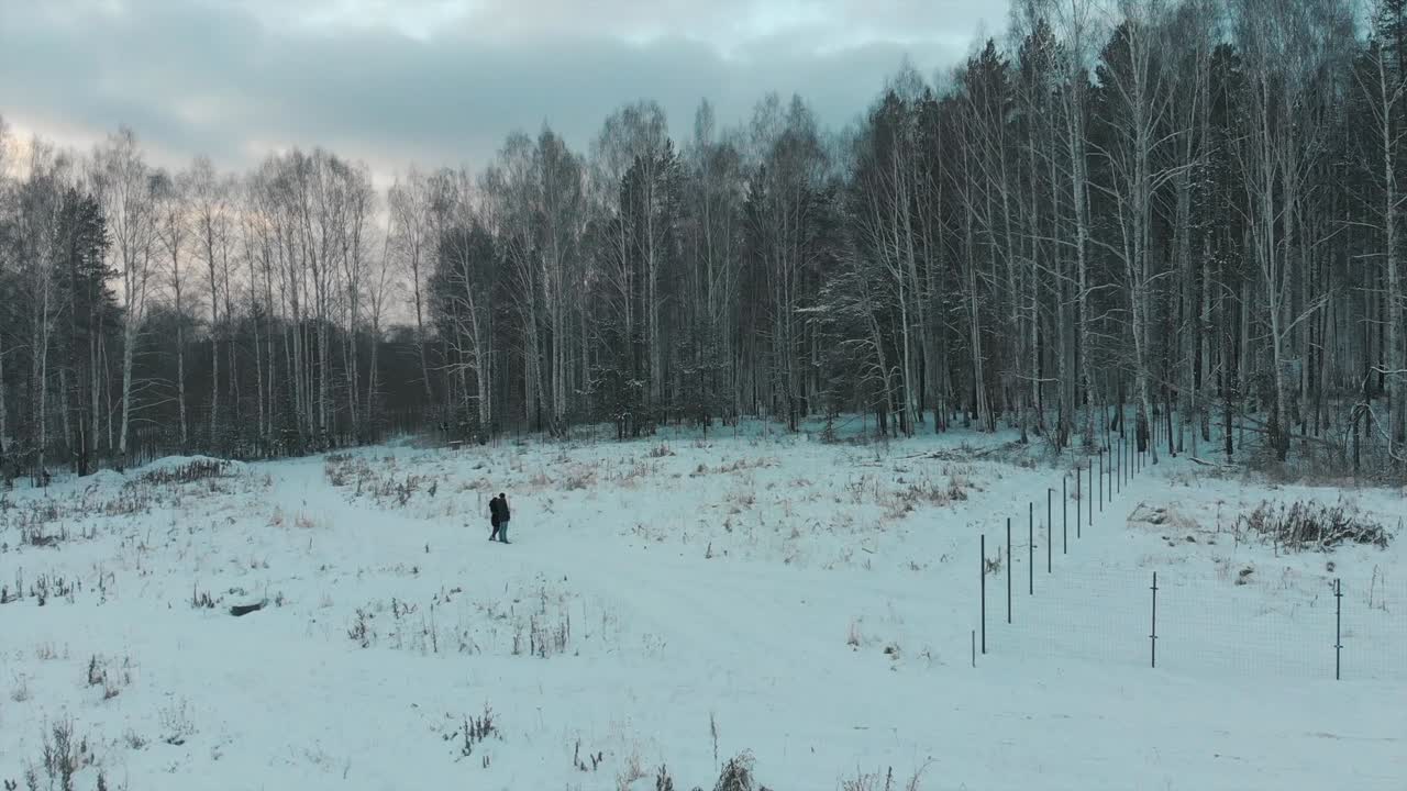 paisaje de bosque de invierno nevado con persona