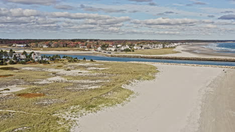 El-Dron-Cinemático-V6-Aéreo-De-Wells-Maine-Vuela-Alrededor-De-La-Hermosa-Playa-De-Arena-Y-Las-Casas-Rurales-A-Lo-Largo-Del-Estuario-Del-Río-Y-El-Malecón-Que-Conduce-Al-Océano-Abierto-En-Un-Día-Soleado---Octubre-De-2020