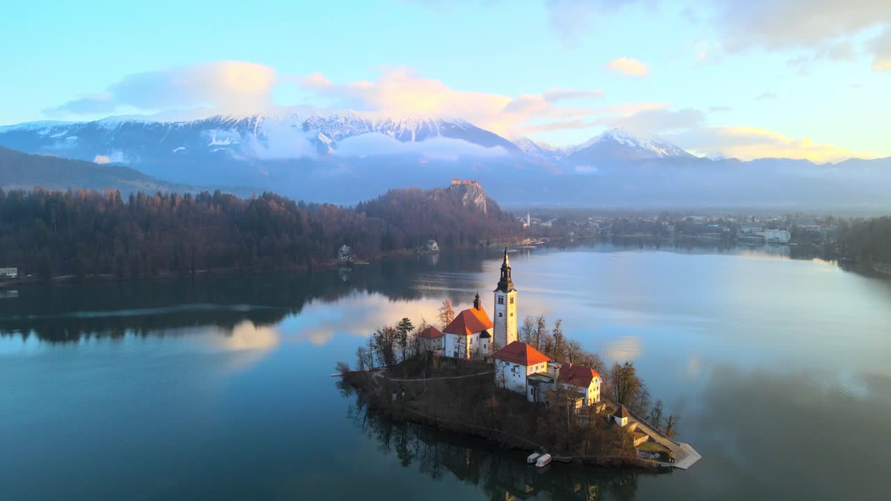 Splendido video aereo con drone in 4K cattura il Lago di Bled, Slovenia, all'alba