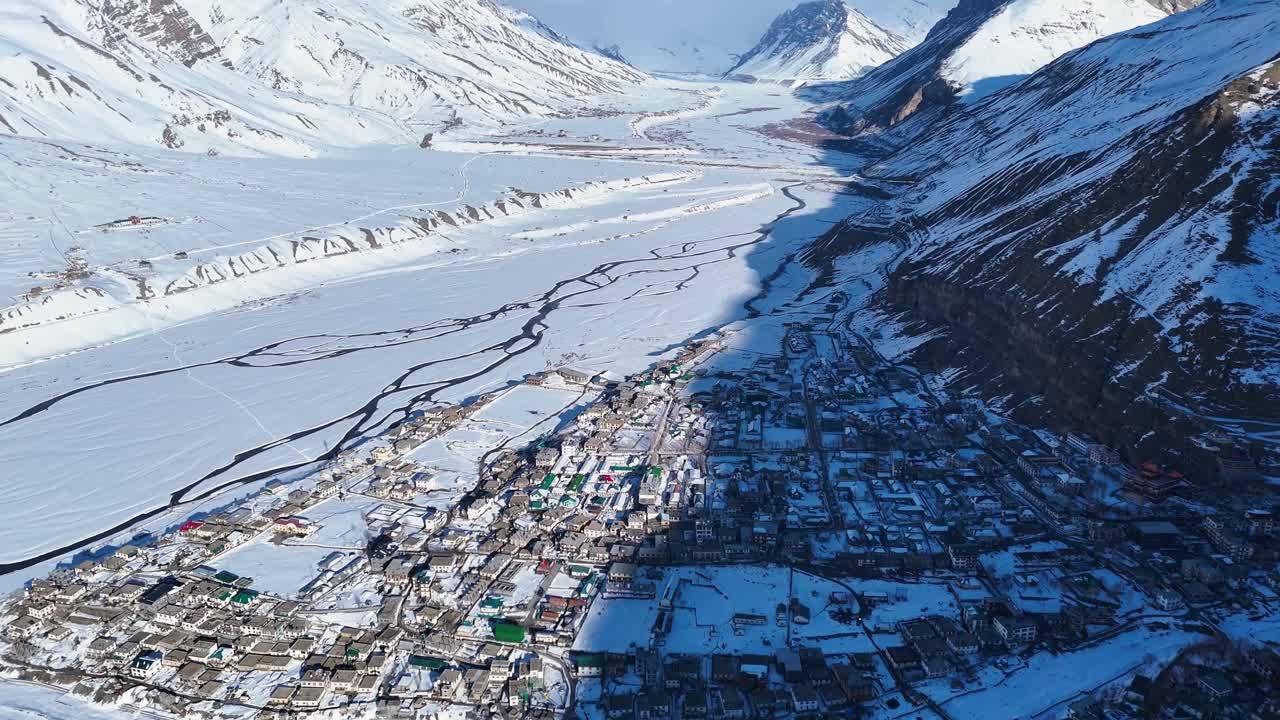 눈 인 산 마을 의 공중 사진