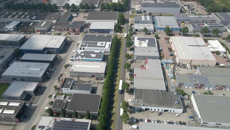antena de conducción de camiones sobre terreno industrial ocupado con múltiples edificios con paneles solares en los tejados