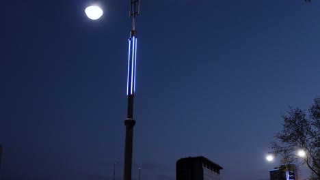 escena nocturna en la calle con postes de lámparas iluminados