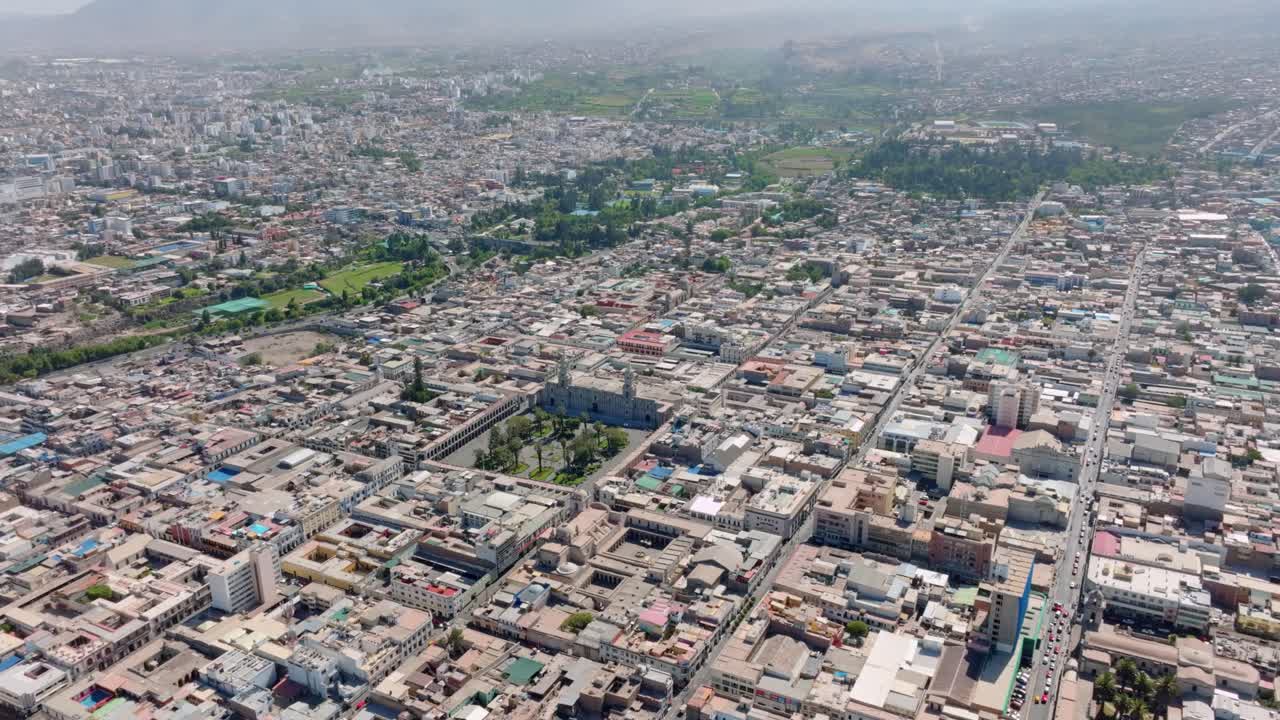 disfruta de una impresionante vista aérea de arequipa desde una altura de 500 metros, explorando la ciudad hasta llegar a la majestuosa plaza y su catedral en una emocionante panorámica hacia abajo.