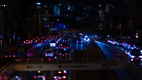 un time-lapse nocturno del atasco de tráfico en miniatura en la calle de la ciudad en tokio