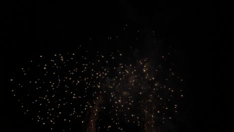 espectáculo de fuegos artificiales en cámara lenta rojo verde y azul