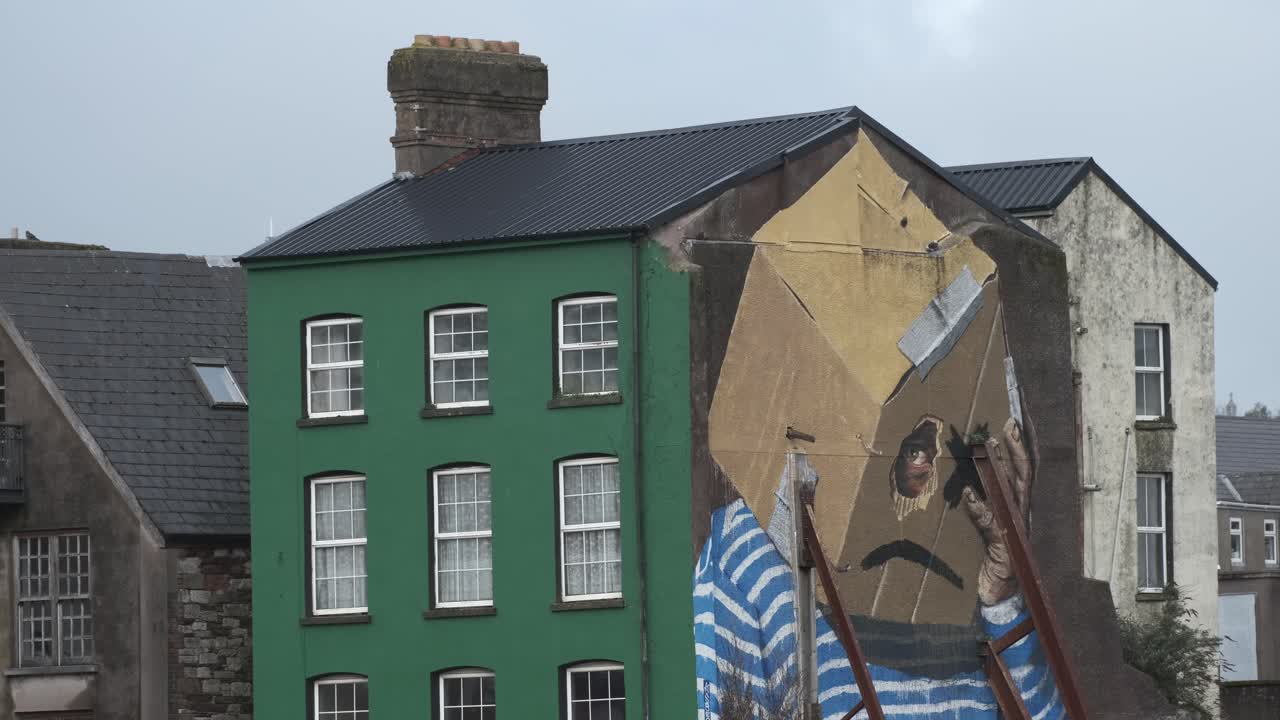 cara triste arte callejero corcho ciudad edificio