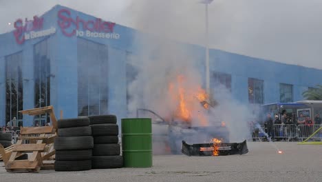 Autoexplosion-In-Zeitlupe.-Frankreich-Bewölkter-Tag