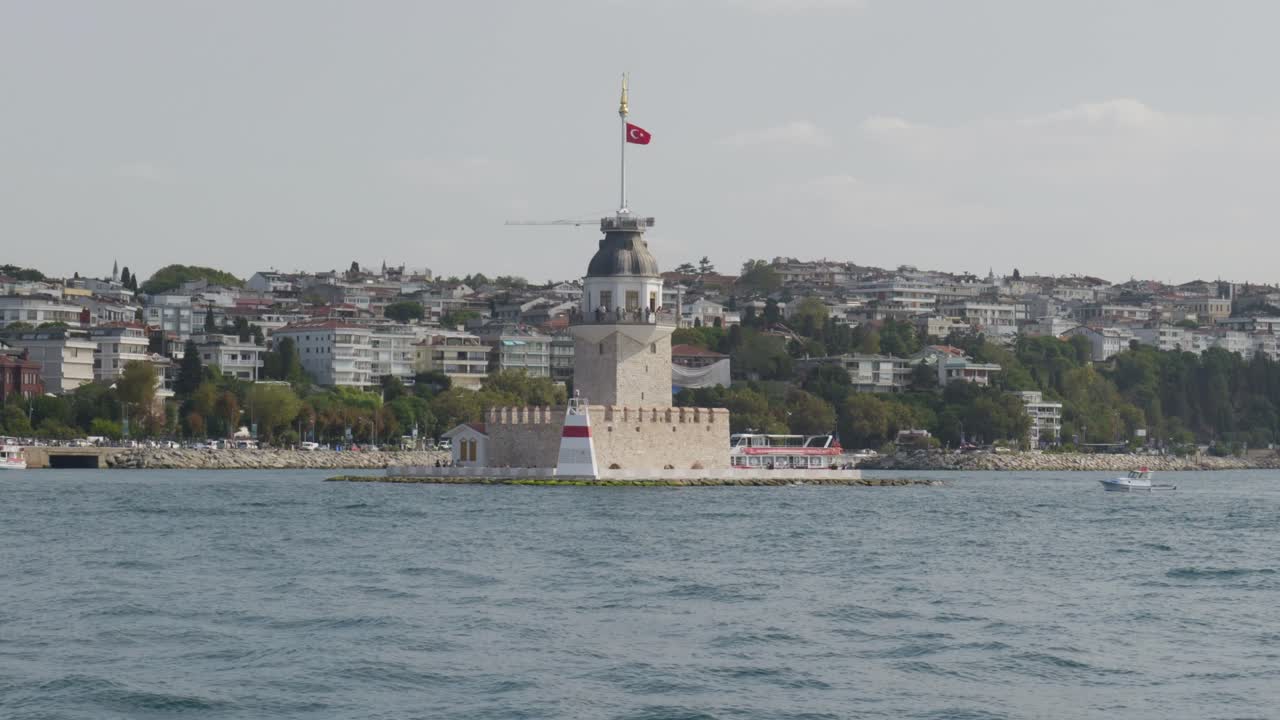 torre de las doncellas, punto de referencia histórico restaurante de la isla del estrecho del bósforo