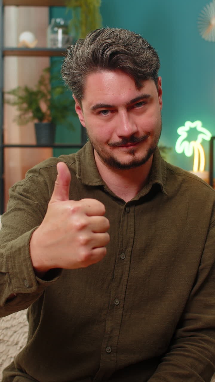 Uomo di mezza età con pollice in su, sorridente, che mostra approvazione, feedback positivo, gesto di consenso, soddisfazione e apprezzamento