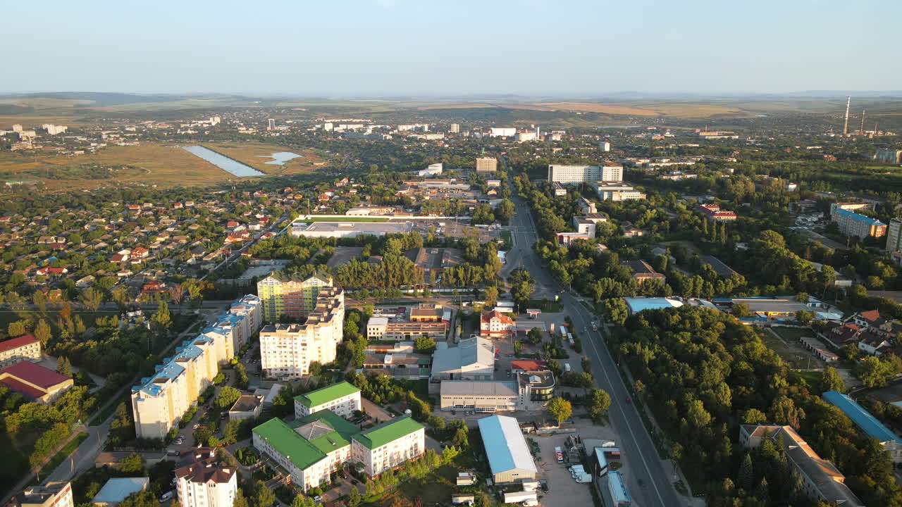 Vista aerea con drone di Balti, Moldavia, al tramonto. Strada con auto, edifici residenziali, vegetazione