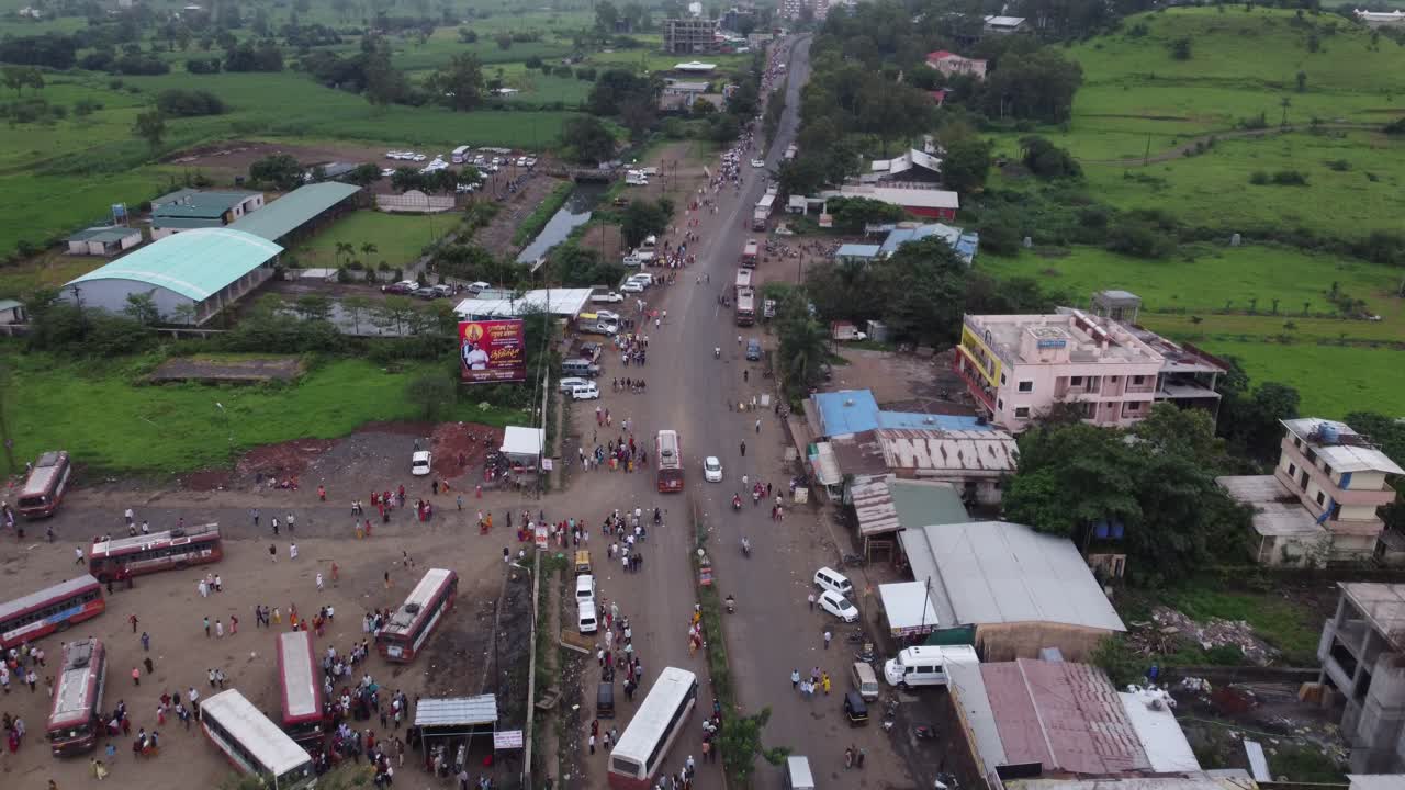 트림바케슈바르의 버스 정류장의 항공 사진, 인도 마하라슈트라 주 나시크의 트림바키슈바르에 있는 브라흐마기리라는 영적인 산을 걸어서 돌아다니는 힌두 신자들의 군중, 항공 사진