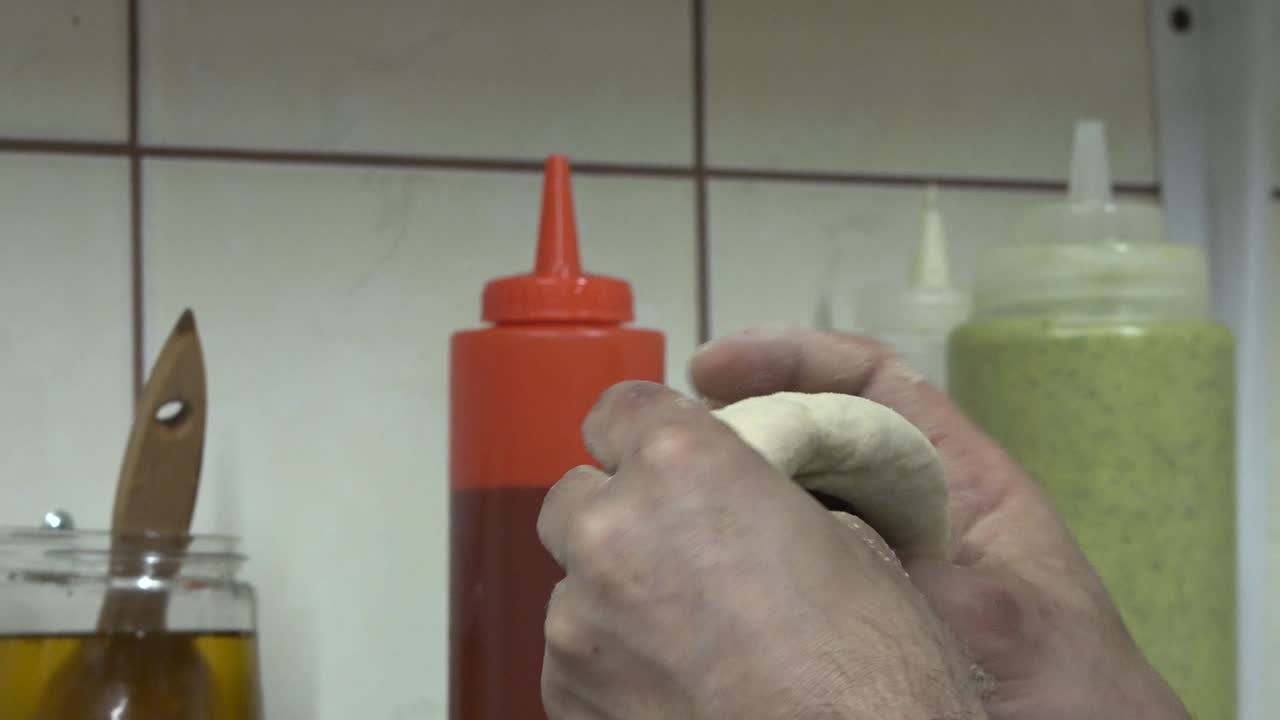 hombre amasando masa de pizza a mano
