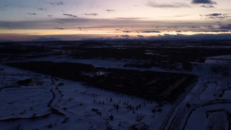 Tiro-De-Dron-De-La-Hora-Dorada-Tardía-De-La-Comunidad-En-Invierno