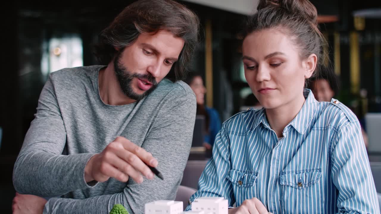 dos arquitectos teniendo una consulta en la oficina