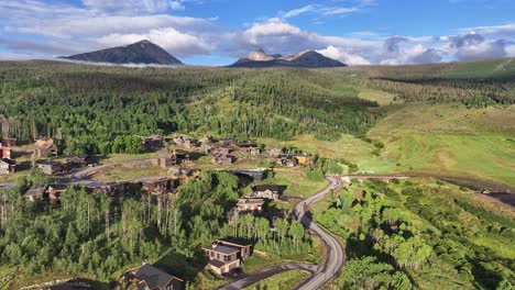 Volando-Sobre-Un-Barrio-De-Casas-De-Lujo-En-Silverthorne-Colorado-Con-Buffalo-Mountain-Y-Red-Peak-A-La-Vista-Y-Niebla-Atmosférica-En-La-Plataforma-Aérea-De-Las-Montañas.