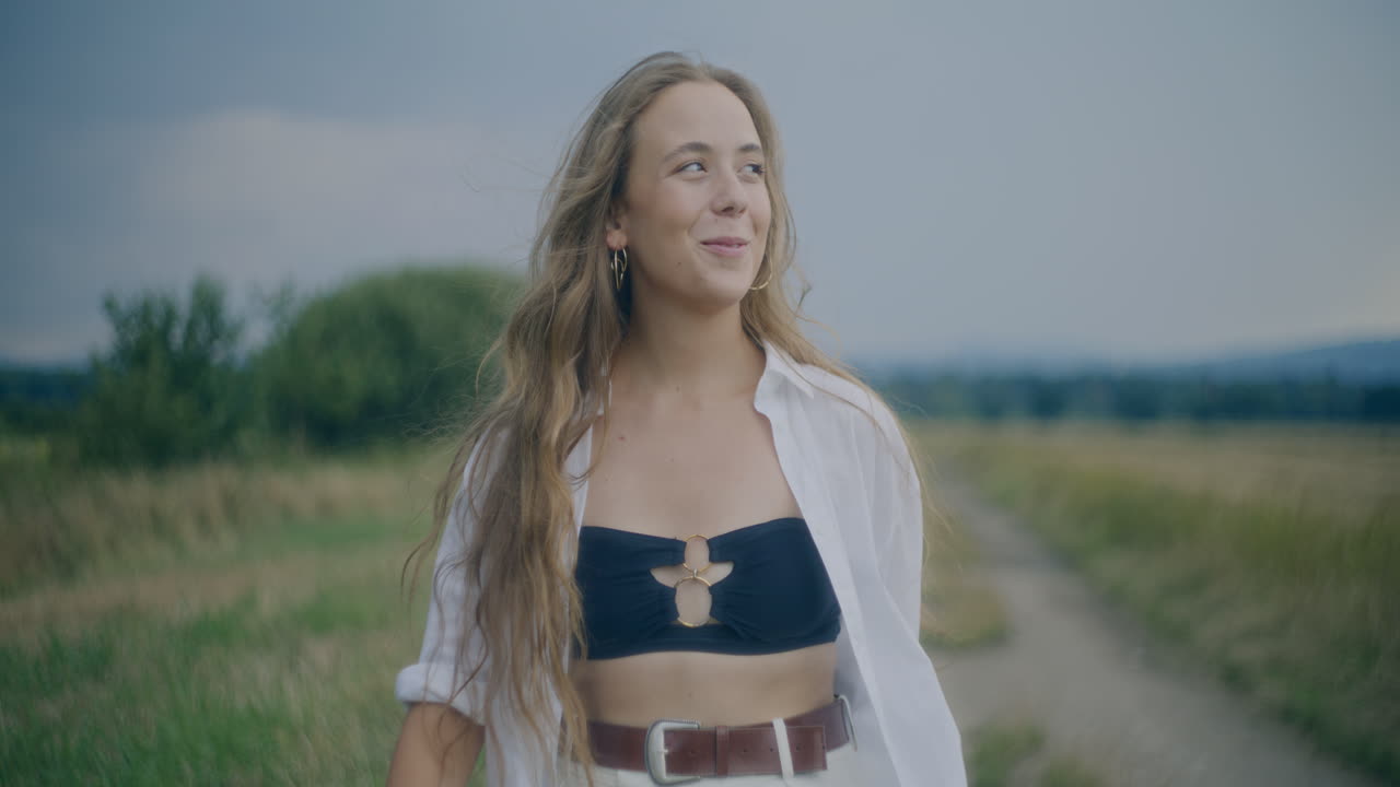 웃는 여자 가  ⁇ 고 있다