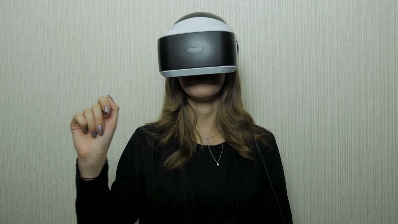 Donna che indossa un auricolare VR