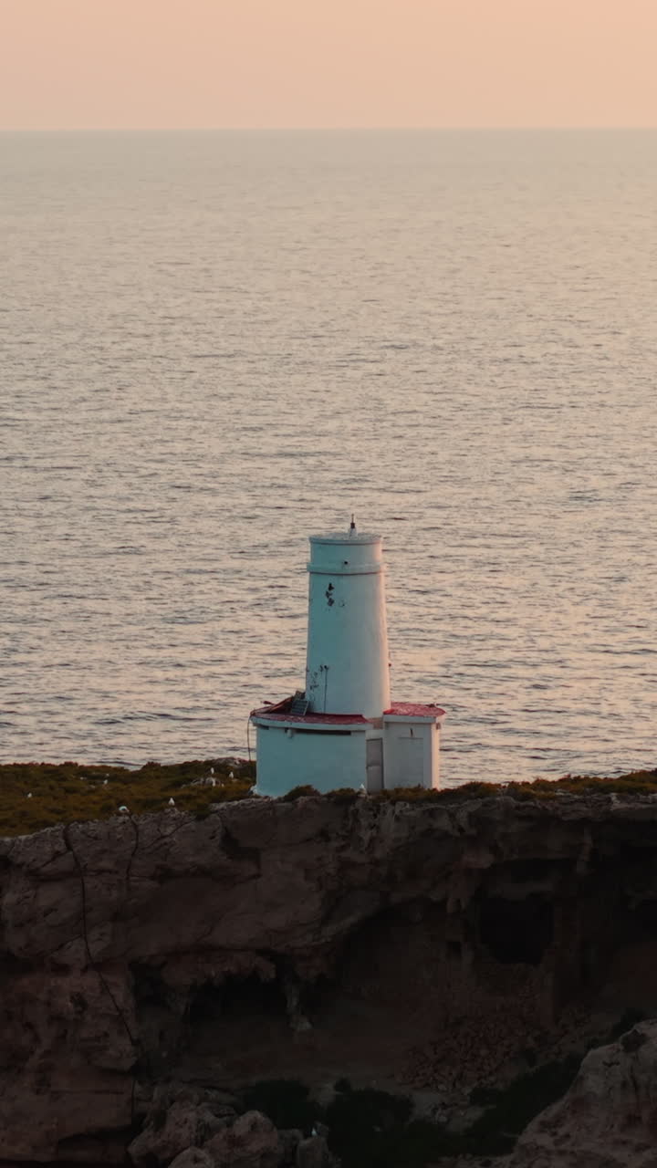 Faro su una costa rocciosa
