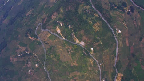 tiro de arriba hacia abajo sobre las montañas nubladas del norte de vietnam