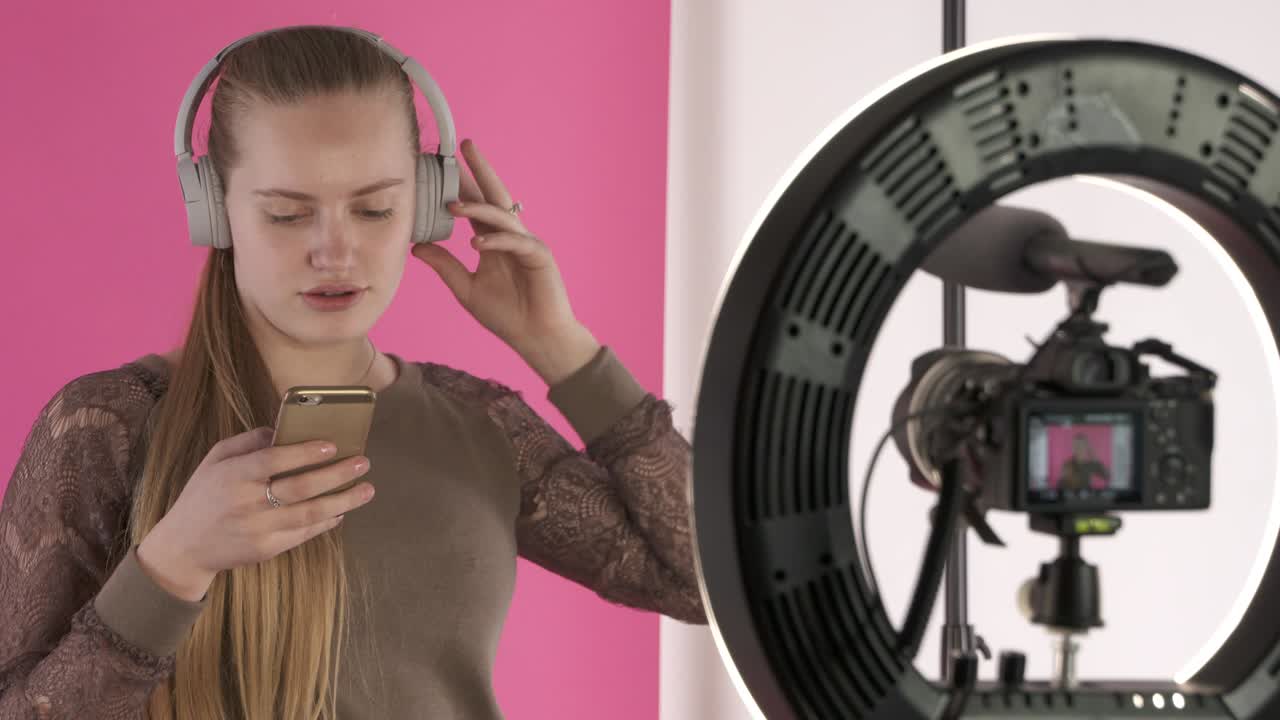 configuración de estudio de grabación de video en casa para vlogging. chica hablando frente a la cámara