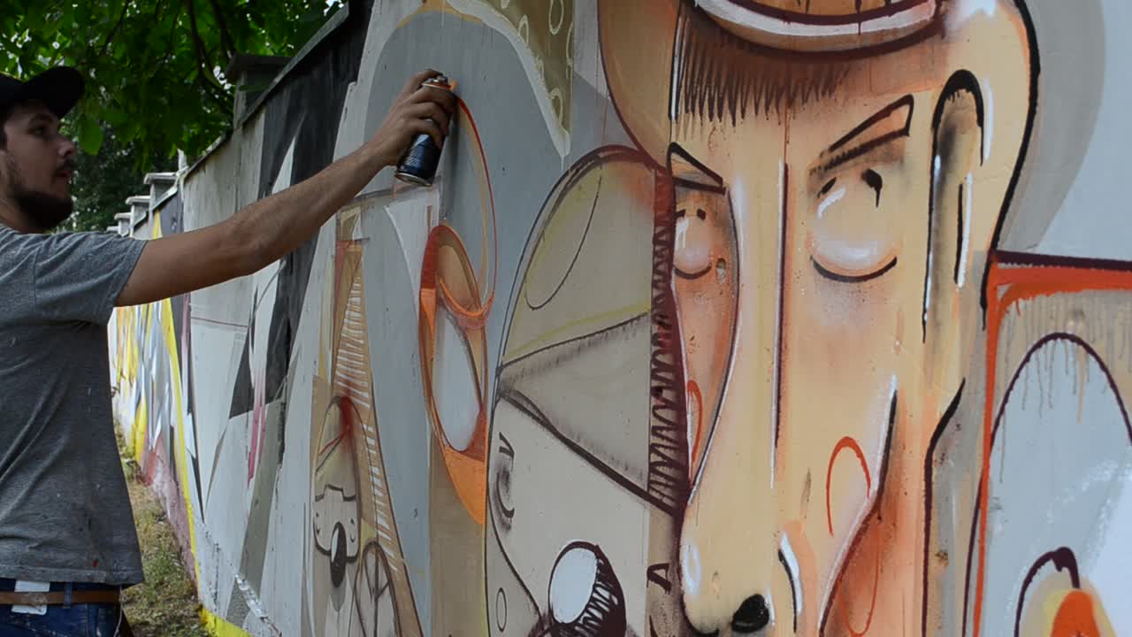 Kunstneren tegner graffiti, billede af personen med en pibe.