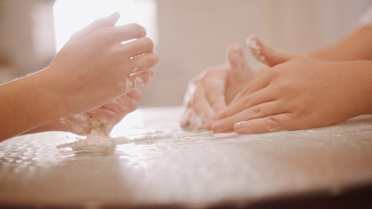 Primo piano di mani caucasiche che impastano l'impasto sul piano di lavoro, scena intima di panificazione casalinga con luce solare soffusa e polvere di farina, movimento delicato che forma la base della torta di zucca, atmosfera autunnale calda e accogliente, texture tattili.