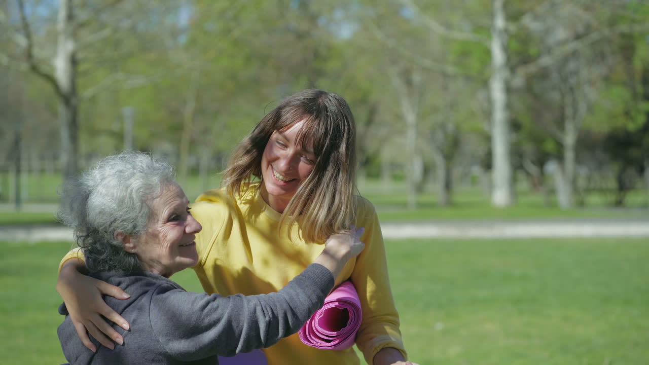 una mujer joven emocionada saludando a una mujer de mediana edad, se abrazan