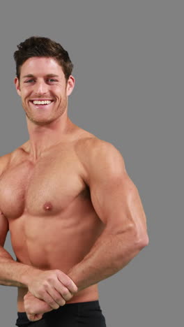 hombre musculoso flexionando sus músculos
