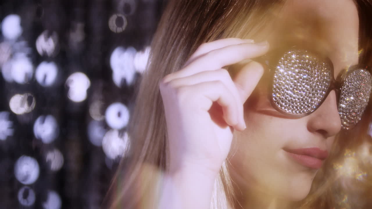 여자 실버 선글라스 4k 10